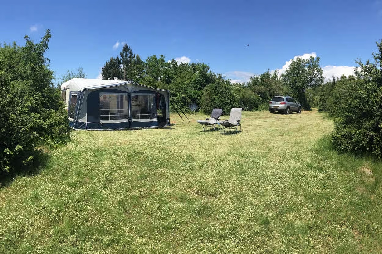Camping Mas de Messier - Standplätze auf der Wiese auf dem Campingplatz