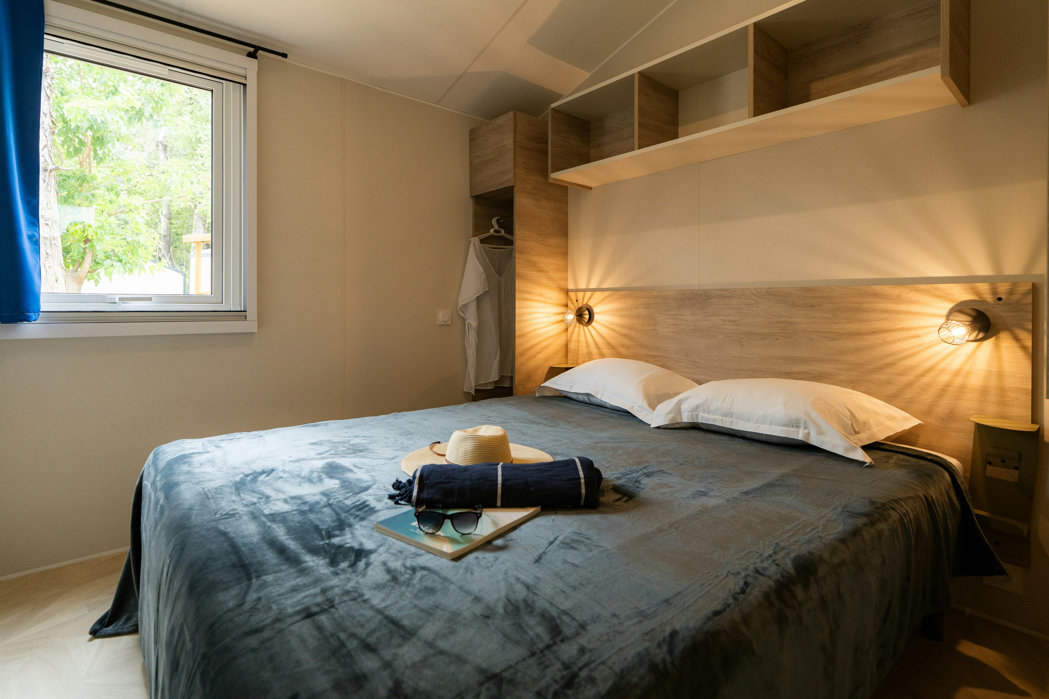 Camping Sunêlia Mas de Nicolas  Camping Mas de Nicolas  - Doppelbett im Schlafzimmer eines Mobilheims