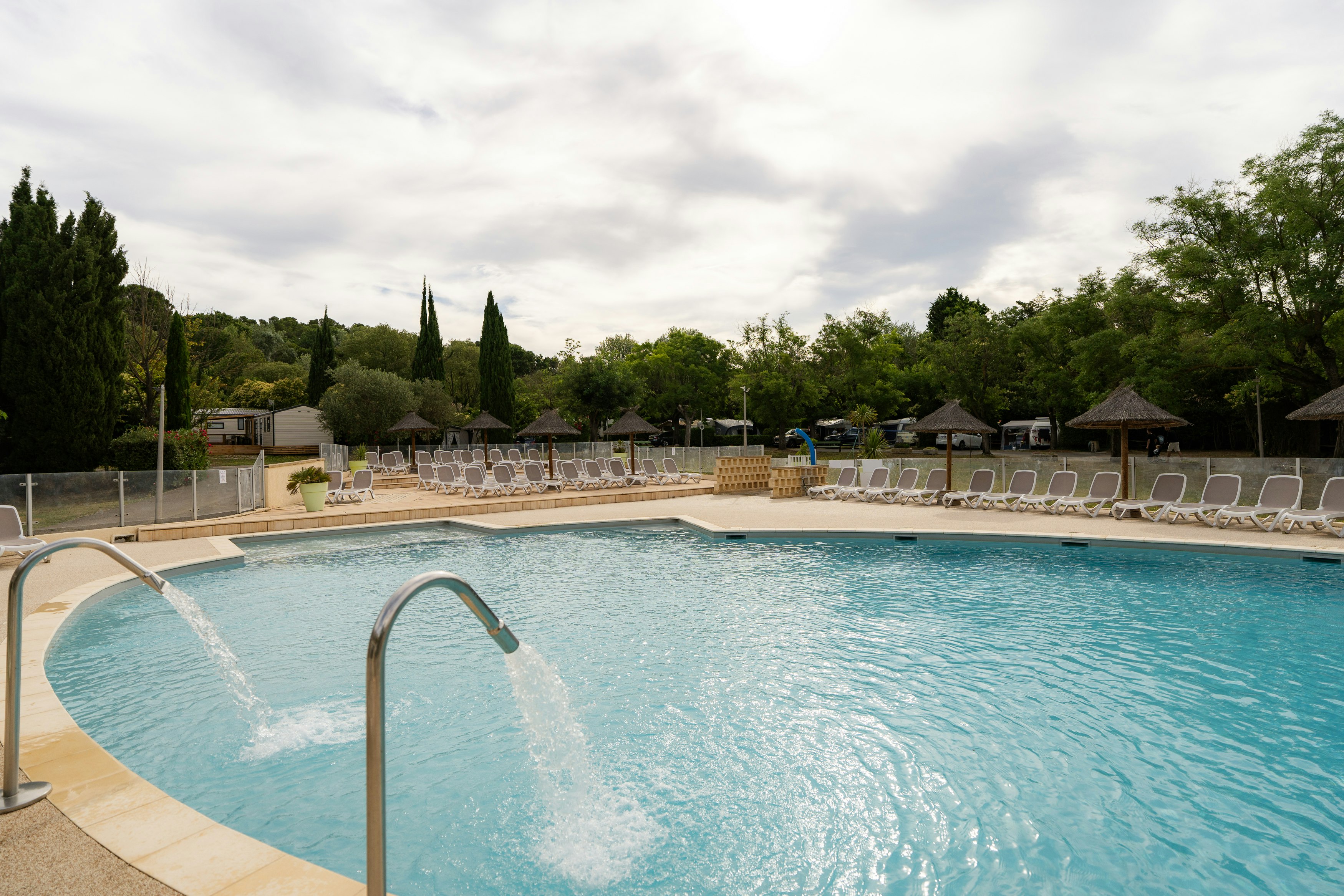 Camping Sunêlia Mas de Nicolas  Camping Mas de Nicolas  - Pool im Freien mit Liegestühlen und Sonnenschirmen