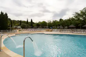 Camping Sunêlia Mas de Nicolas Camping Mas de Nicolas - Pool im Freien mit Liegestühlen und Sonnenschirmen
