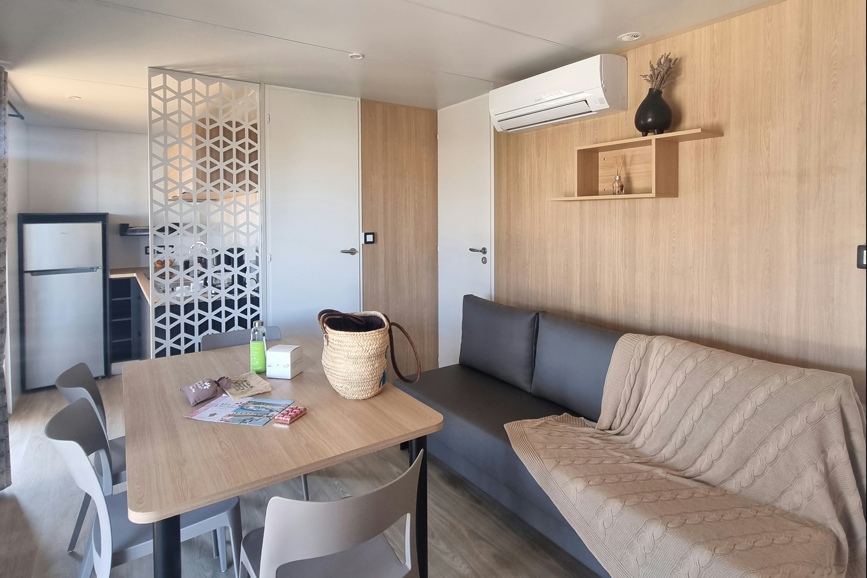 Camping Mas des Lavandes  - Innenansicht eines Mobilheims mit Küche