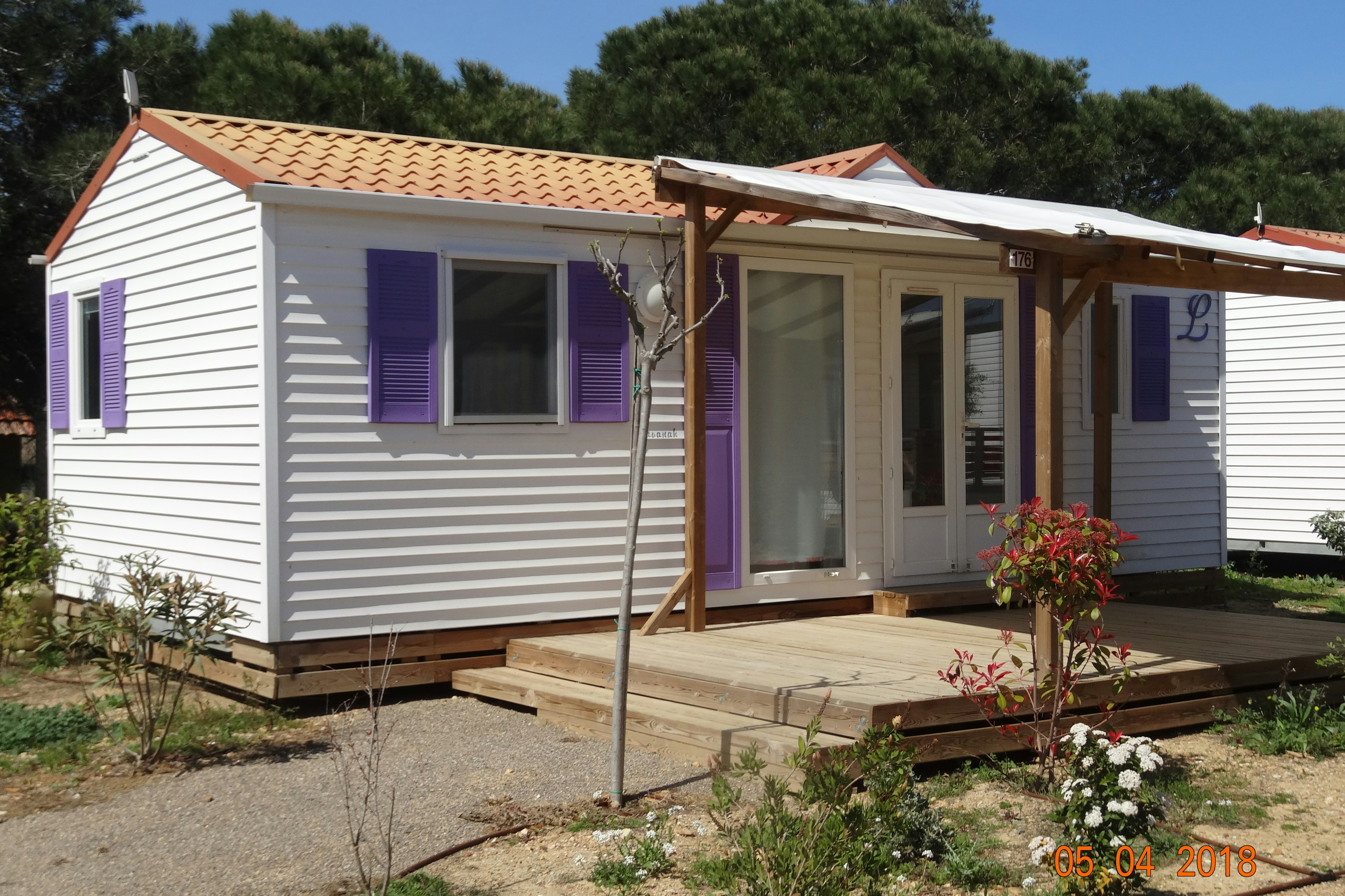 Camping Mas des Lavandes  - Mobilheim mit Terrasse auf dem Campingplatz