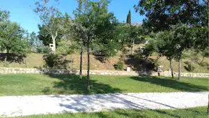 Camping Mas Llinas - Stellplätze im Grünen