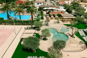 Camping Mas Nou - Luftaufnahme des Campingplatzes mit Freibad