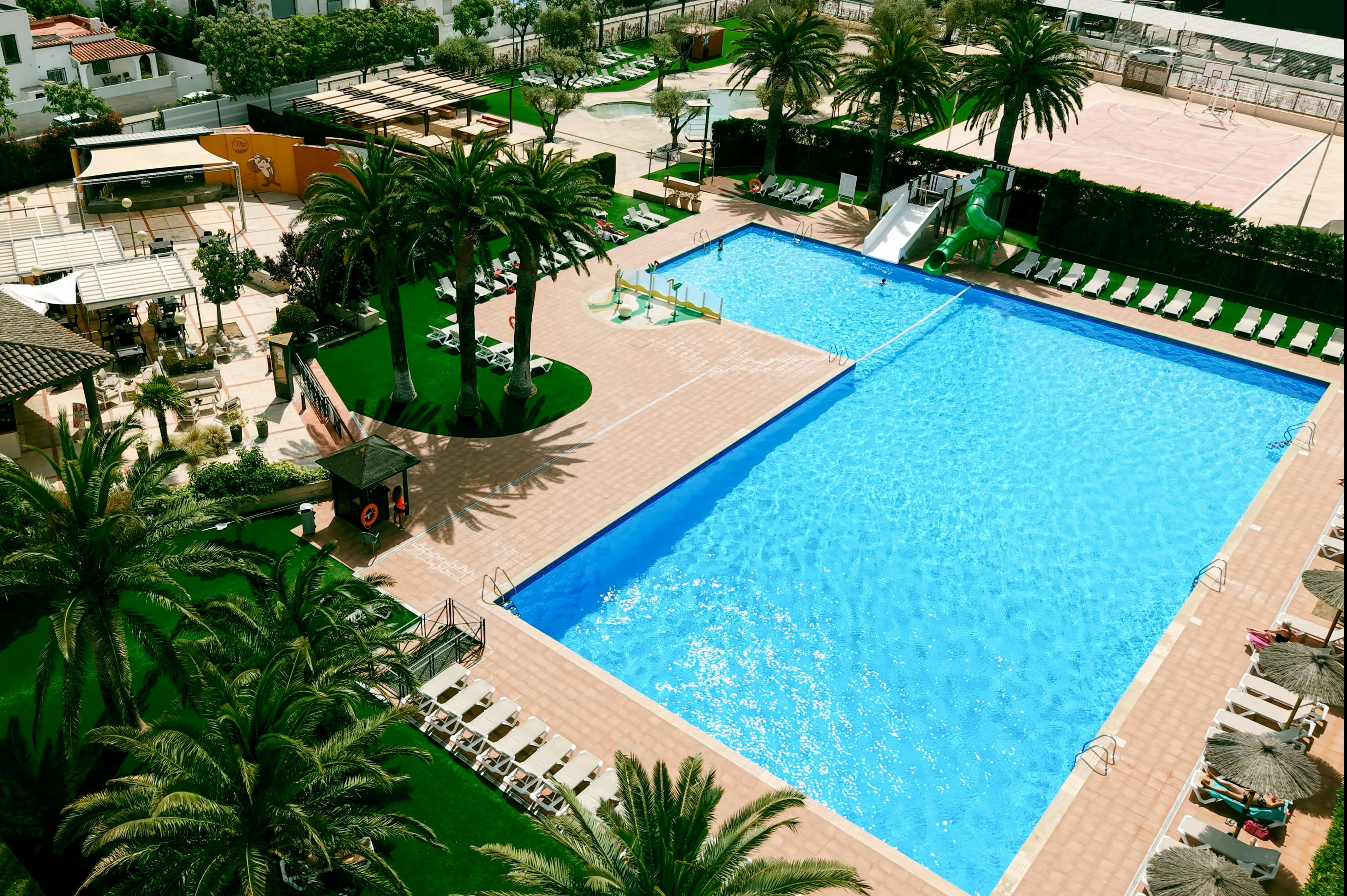 Camping Mas Nou - Luftaufnahme des Pools auf dem Campingplatz