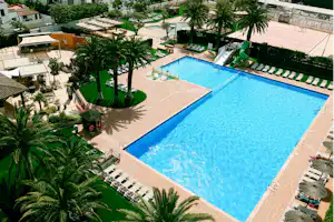 Camping Mas Nou - Luftaufnahme des Pools auf dem Campingplatz