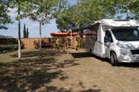 Yelloh! Village Mas Sant Josep  -  Stellplatz vom Campingplatz zwischen Bäumen