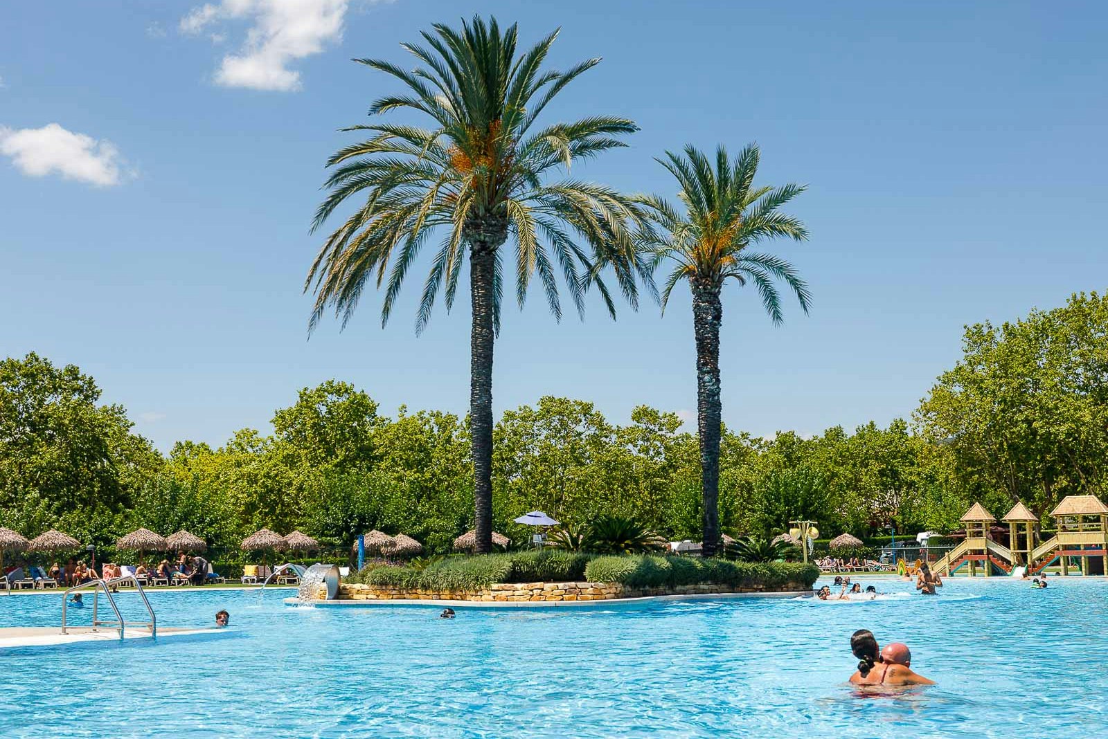 Yelloh! Village Mas Sant Josep  - Pool im Freien mit Liegestühlen und Sonnenschirmen