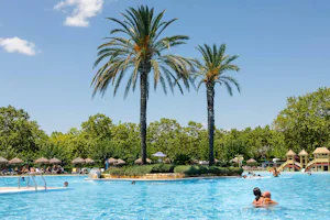 Yelloh! Village Mas Sant Josep - Pool im Freien mit Liegestühlen und Sonnenschirmen