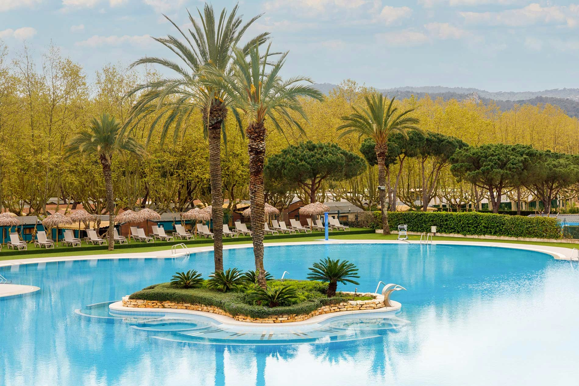 Yelloh! Village Mas Sant Josep  - Pool im Freien mit Liegestühlen und Sonnenschirmen