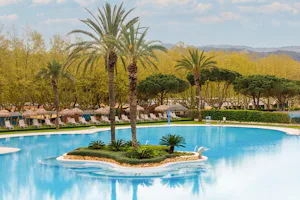 Yelloh! Village Mas Sant Josep - Pool im Freien mit Liegestühlen und Sonnenschirmen
