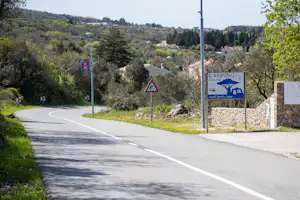 Camping Maslinik - Einfahrt vom Campingplatz