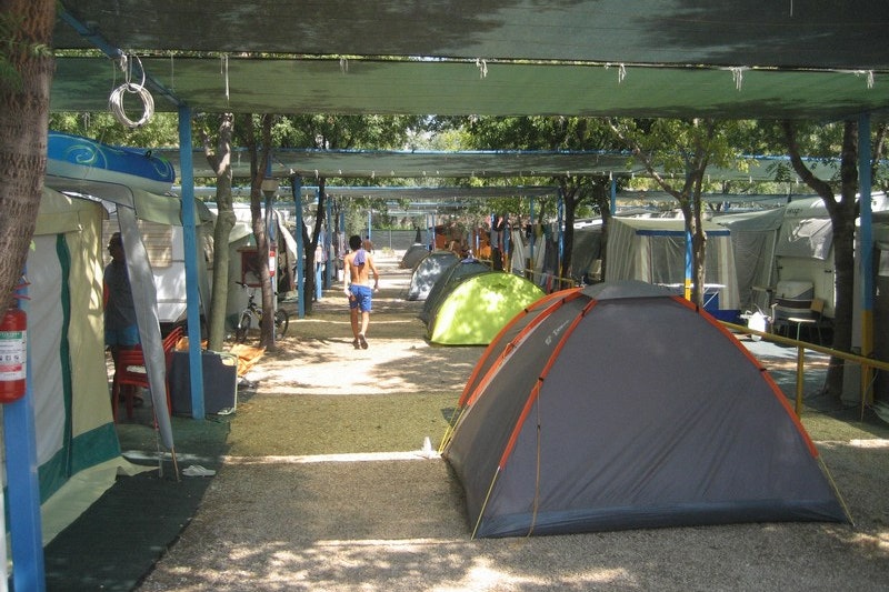 Camping Mattinata  -  Wohnwagen- und Zeltstellplatz im Schatten auf dem Campingplatz