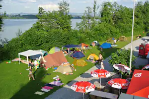 Camping Maurholz - Wohnwagen- und Zeltstellplatz auf grüner Wiese mit Blick auf den Greifensee
