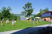 Camping Maurholz  - Volleyballfeld  mit Blick auf den Greifensee