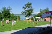 Camping Maurholz  - Volleyballfeld  mit Blick auf den Greifensee