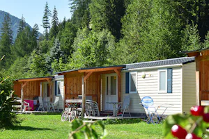 Camping Mauterndorf - Mobilheim mit Veranda im Grünen auf dem Campingplatz