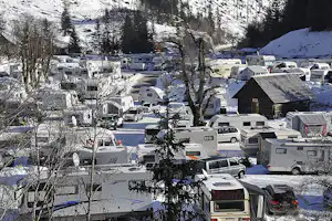 Camping Mauterndorf - Schneebedecktes Wohnmobil auf dem Campingplatz