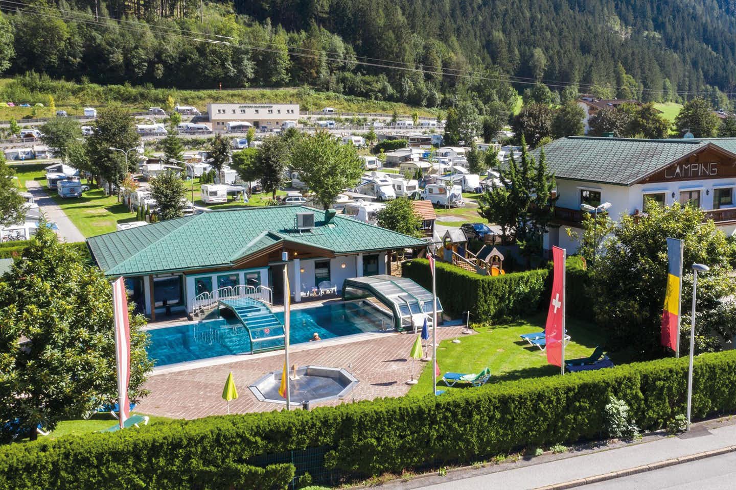 Camping Mayrhofen - Blick auf den Pool auf dem Campingplatz