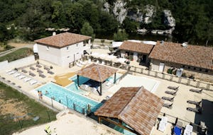 Camping Mazet Plage - Luftaufnahme des Campingplatzes mit Freibad