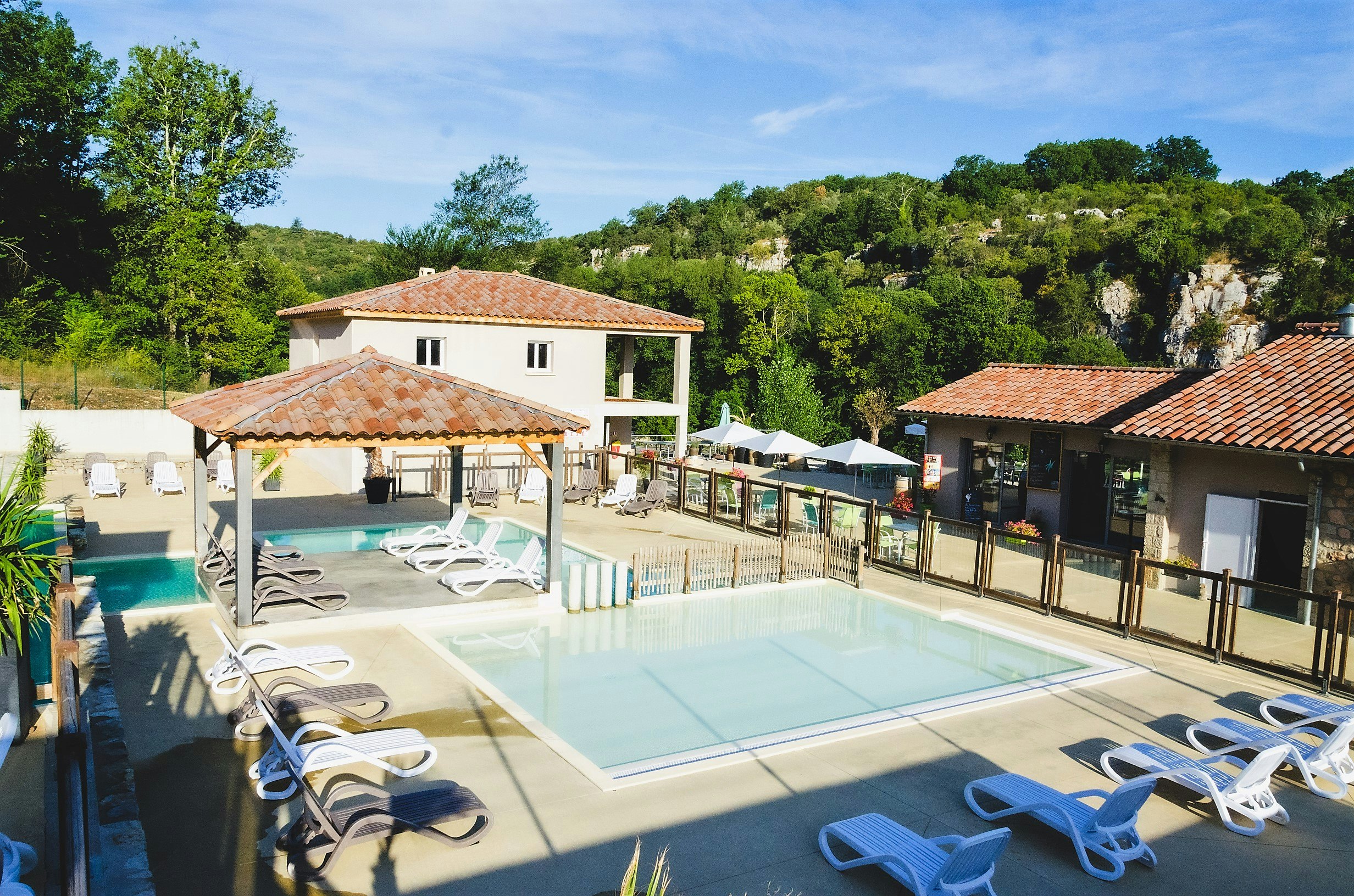 Camping Mazet Plage  - Pool im Freien mit Liegestühlen