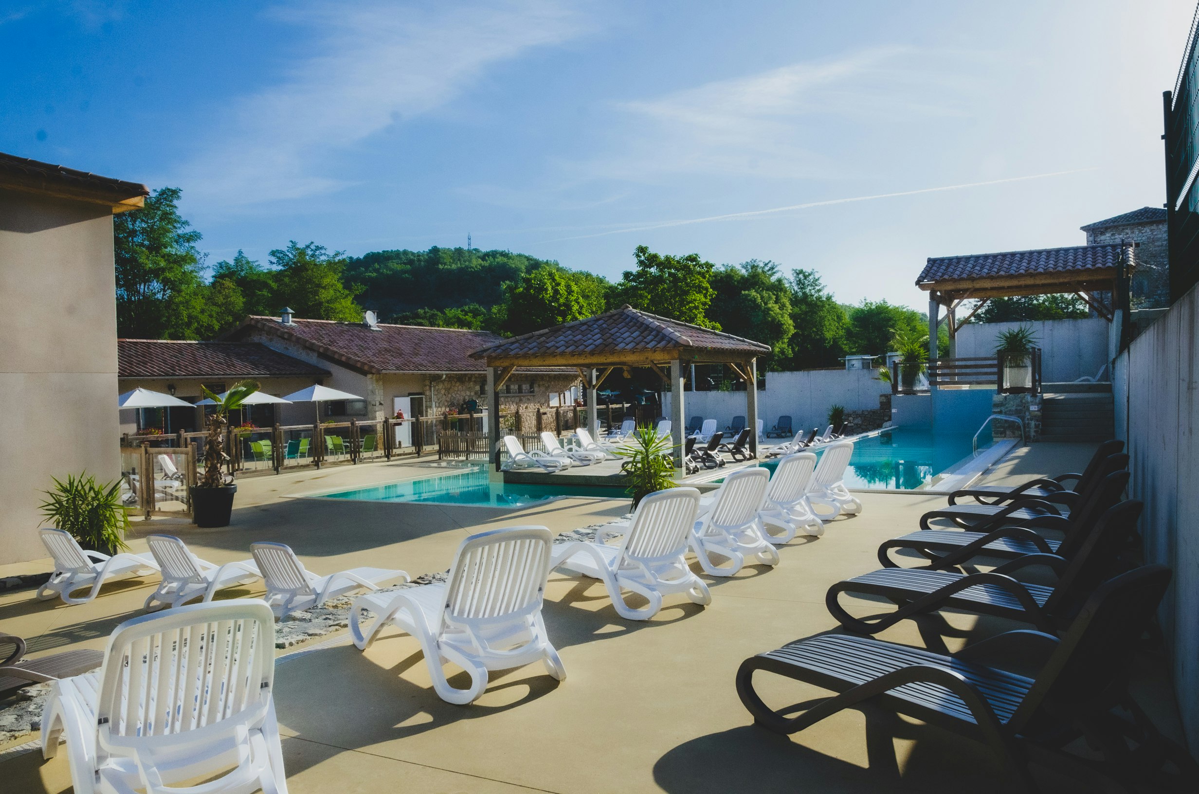 Camping Mazet Plage  - Pool im Freien mit Liegestühlen und Sonnenschirmen