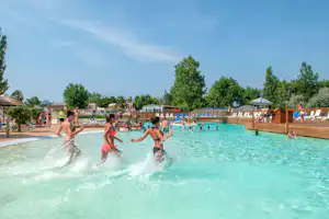 Camping Méditerranée Plage - Camper im Pool vom Campingplatz