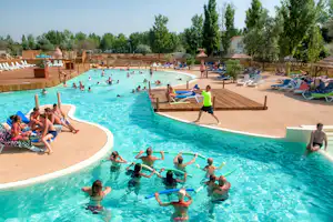 Camping Méditerranée Plage - Pool vom Campingplatz mit Sonnenschirmen und Liegestühlen