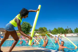 Camping Méditerranée Plage - Fitness Animation im Pool vom Campingplatz