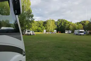 Camping Medaus Slėnis - schattiger Wohnmobilstellplatz auf dem Campingplatz
