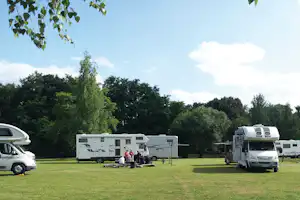 Camping Medaus Slėnis - Campingbereich für Wohnwagen im Schatten der Bäume