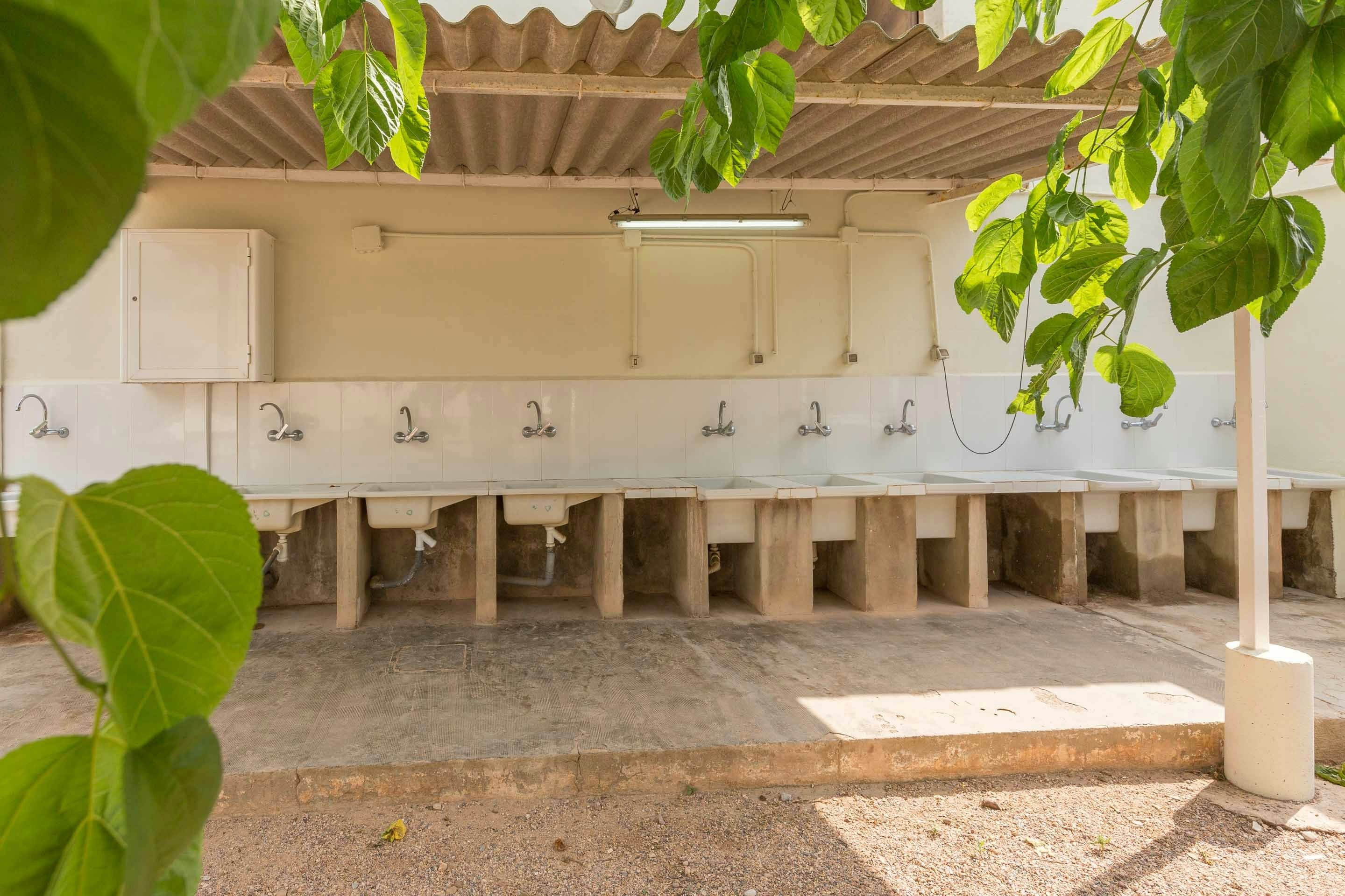 Camping tres estrellas Mediterráneo  Camping Mediterráneo - Abwaschbecken im Sanitärbereich