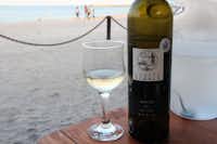 Camping Meduza - Tisch am Strand mit einer Weinflasche mit Blick auf das Schwarze Meer