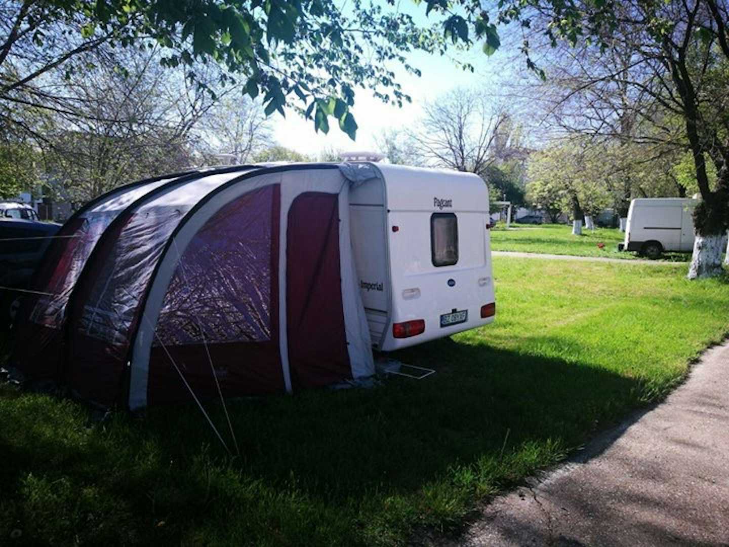 Camping Meduza - Wohnmobilstellplatz auf der Wiese im Grünen auf dem Campingplatz