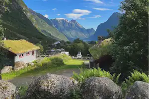 Melkevoll Bretun Camping - Campingplatz mit Blick auf die Berge