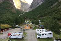 Zelt- und Wohnwagenstellplaetze umringte von Wald auf dem Campingplatz Camping Melkevoll Bretun