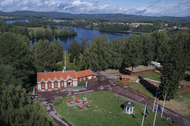 Nordic Camping Mellsta  -  Luftaufnahme vom Campingplatz am Fluss