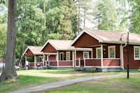 Nordic Camping Mellsta  -  Mobilheime vom Campingplatz mit Terrassen im Grünen