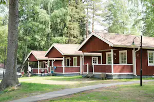 Nordic Camping Mellsta - Mobilheime vom Campingplatz mit Terrassen im Grünen