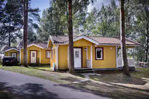 Nordic Camping Mellsta - Mobilheime vom Campingplatz mit Veranden zwischen Bäumen