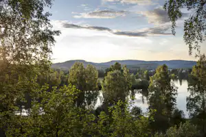 Nordic Camping Mellsta - Blick vom Campingplatz auf den Fluss