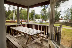 Nordic Camping Mellsta - Blick von der Veranda vom Mobilheim auf den Spielplatz am Stellplatz vom Campingplatz