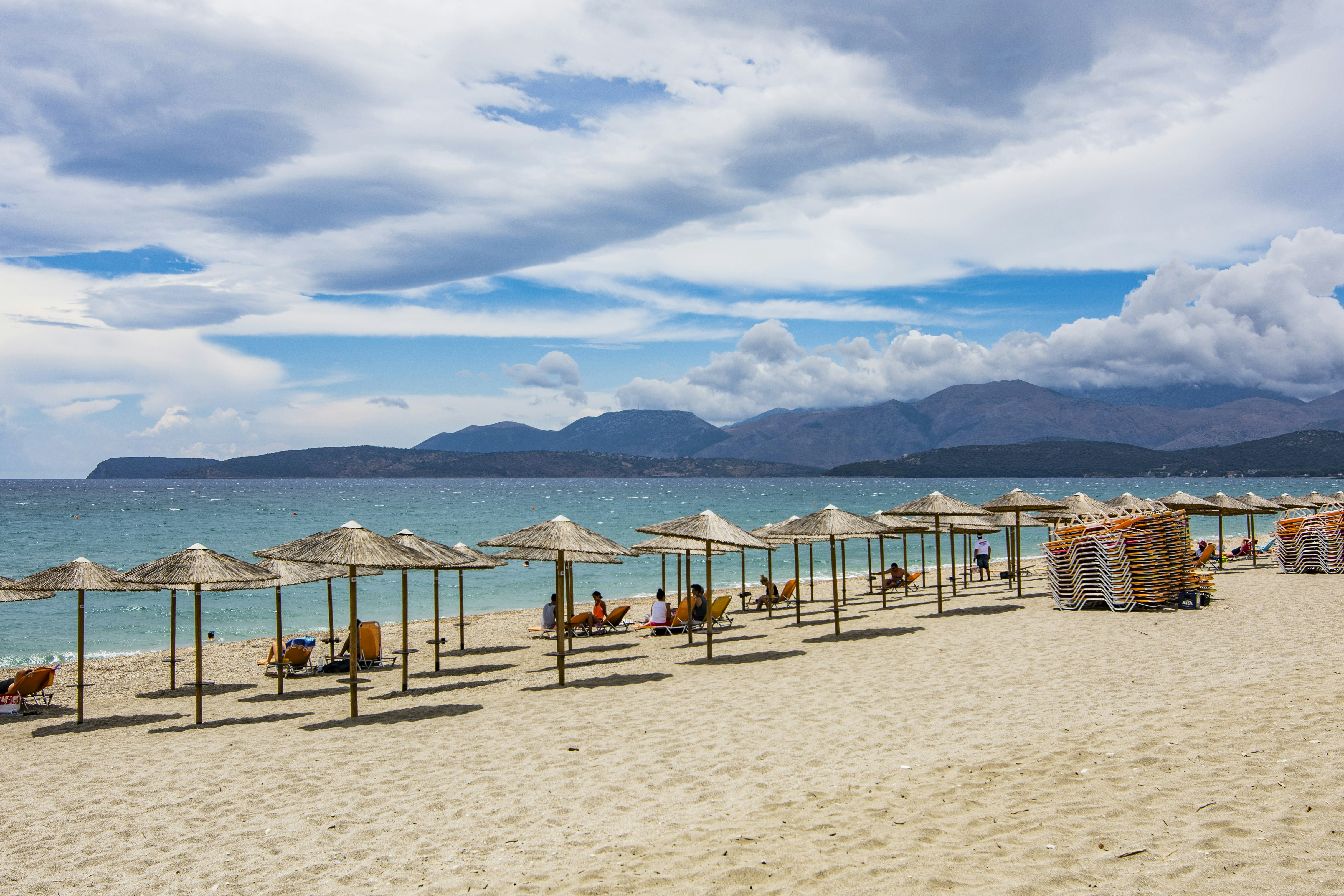 Camping Meltemi - Sandstrand mit Liegestühlen und Sonnenschirmen