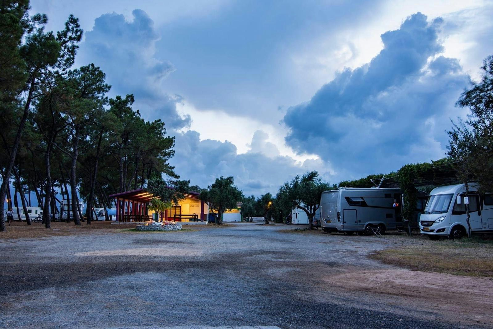 Camping Meltemi - Standplätze zwischen Bäumen