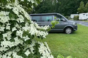Camping Memling - Campingwagen auf dem Grasplatz