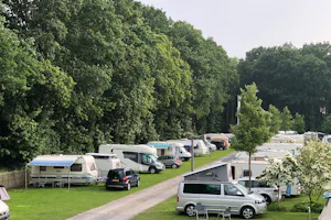 Camping Memling - Wohnwagenstellplätze zwischen den Bäumen auf dem Campingplatz