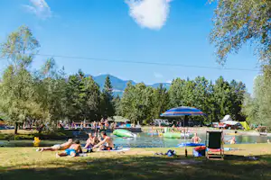 Camping Menina - Campinggäste liegen am Strannd in der Sonne
