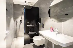 Live Merano Camping - Sanitärgebäude mit Waschbecken, Spiegel, Toiletten und Duschen
