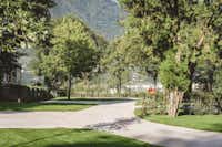 Live Merano Camping - Stellplätze im Grünen auf dem Campingplatz mit Blick auf die Berge