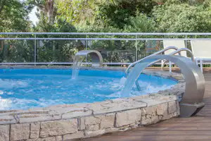 Camping Merendella - Wasserfälle im Pool